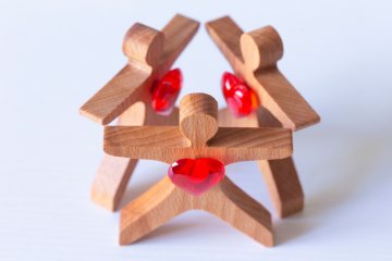 How to raise a family in a “three-lationship”