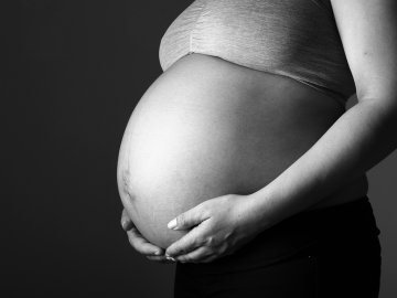 Surrogate gives birth to her mother's baby